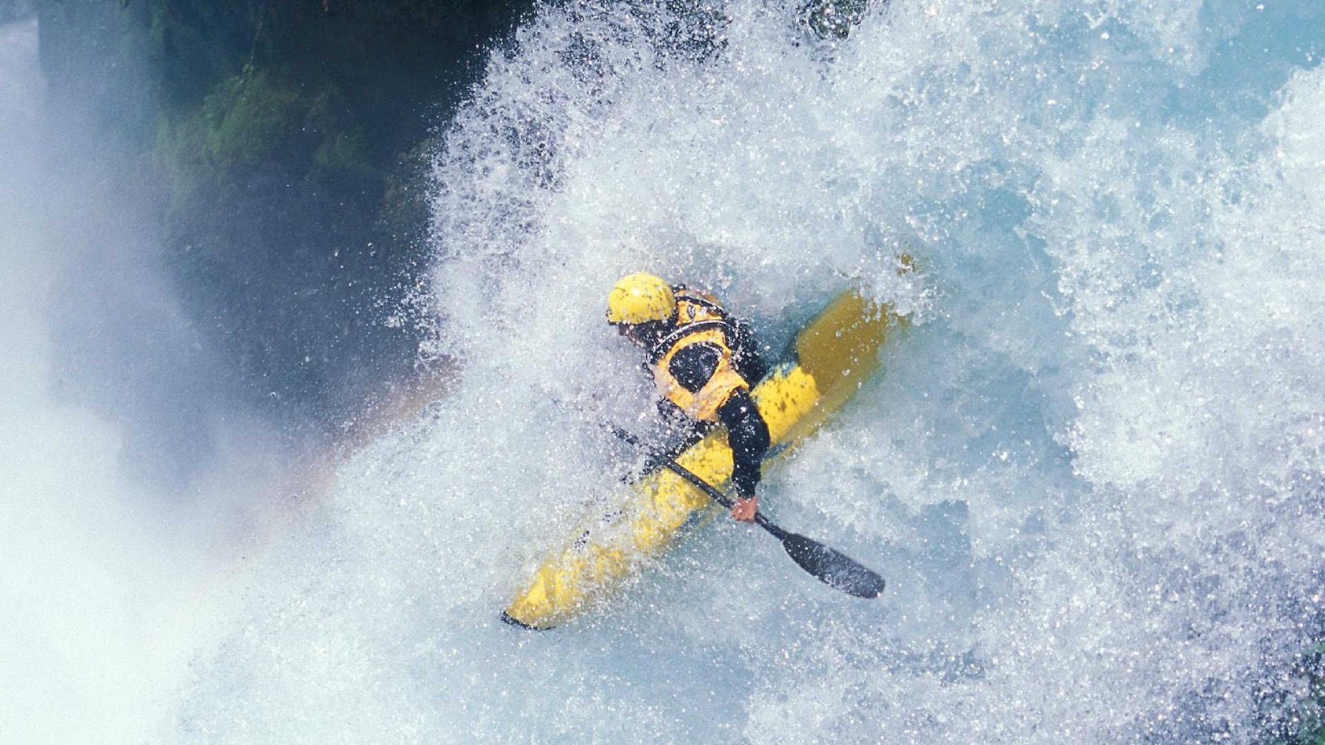 “荒漠之王:金色沙丘上的生死追逐”,沙漠金色是什么颜色