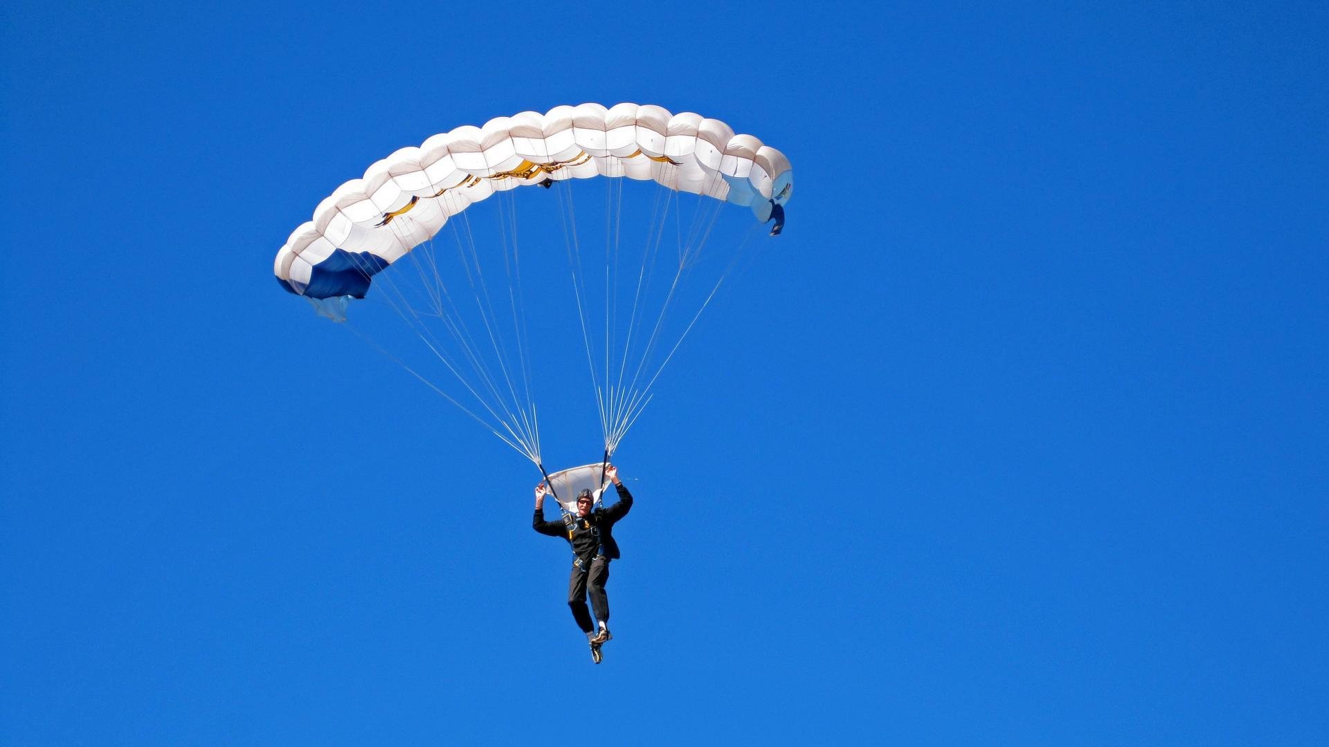 九游体育app-时光倒流：回顾历届传奇车手的辉煌，中国传奇车手